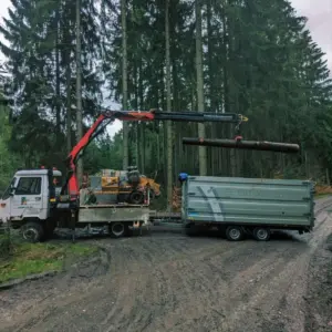 Multicar mit Anhänger um das geschnittene Holz aus dem Wald abzutransportieren